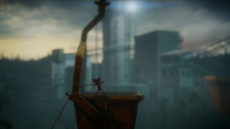Unravels Yarny befindet sich auf einem Kran.